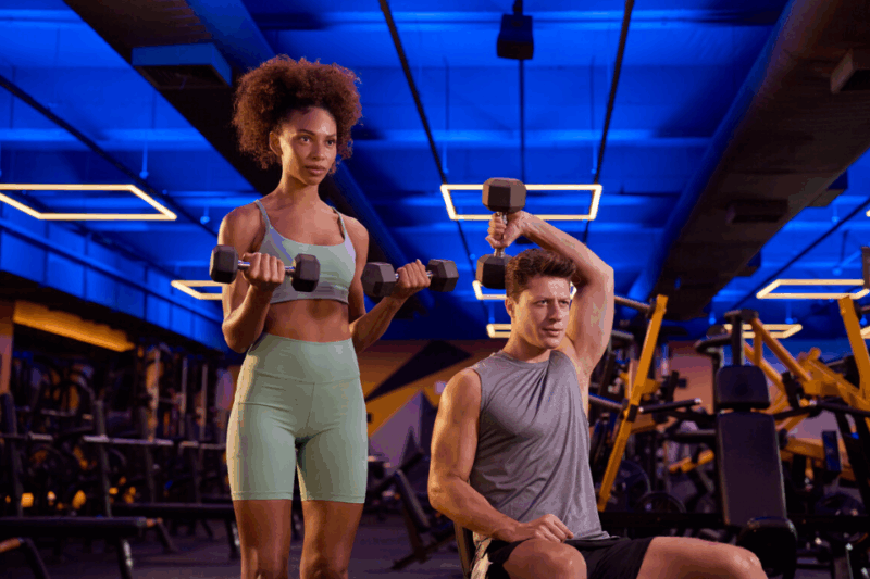 Homem e mulher fazendo exercícios com halter