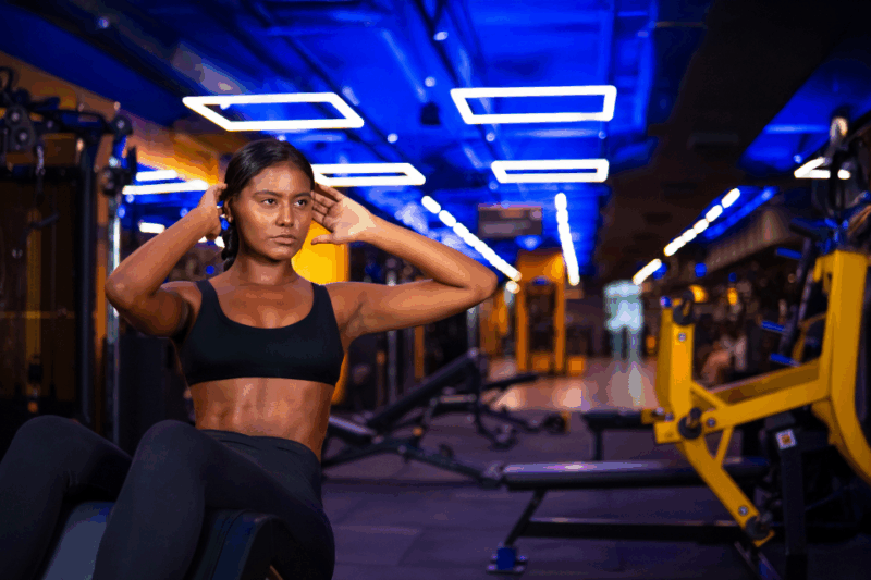 Mulher fazendo abdominal na academia