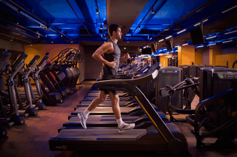 Homem prático exercício na esteira.
