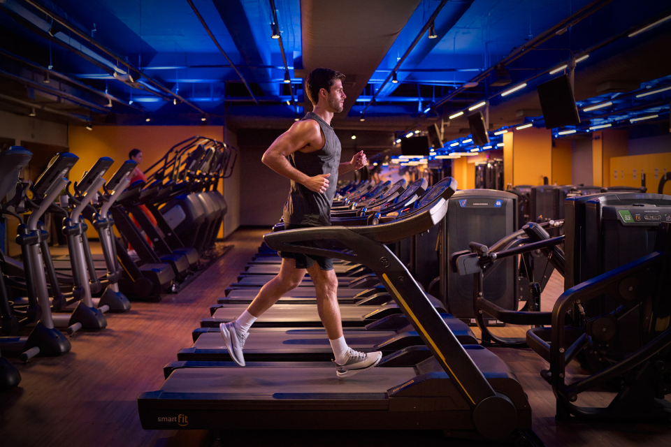 Esteira antes ou depois do treino de musculação? - Smart Fit News