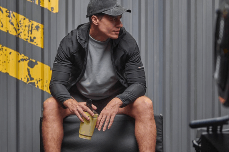 Ontem sentado com u copo de whey na mão.