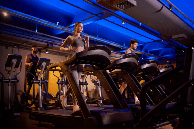 Casal fazendo uma corrida na esteira na Smart Fit.