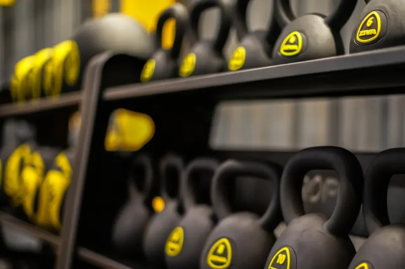 Área de pesos Smart Fit simulando um espaço de Powerlifting