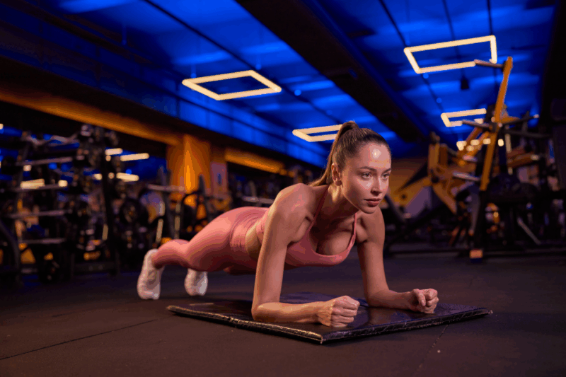 Mulher realizando exercício de prancha.