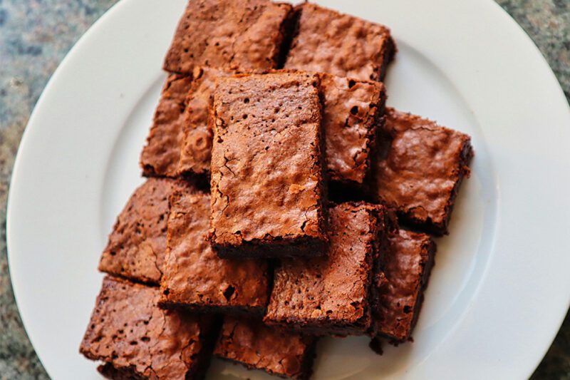 Imagem de pedaços de brownie fit sobre um prato