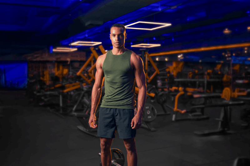 Homem em pé na academia.