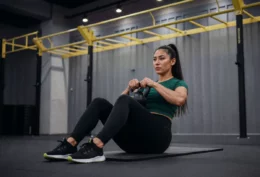 Mulher treinando com kettlebell na academia