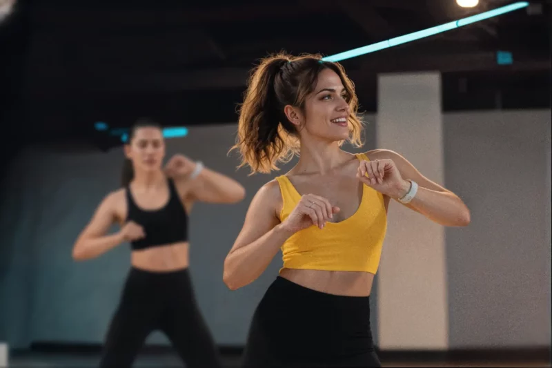 Duas mulheres dançando em aula fitness