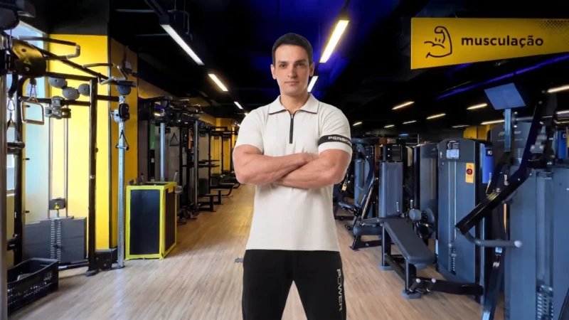 Instrutor de musculação em academia moderna