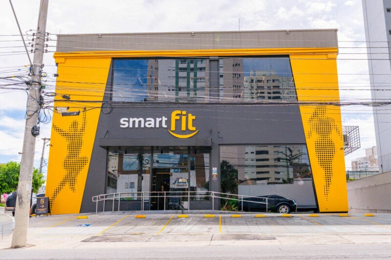 Fachada da academia Smart Fit em área urbana