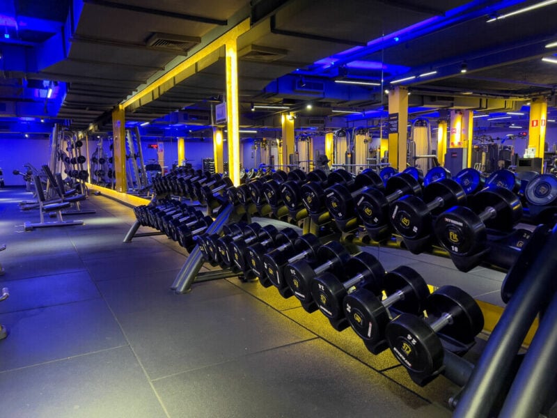 Interior de academia com pesos e equipamento de treino