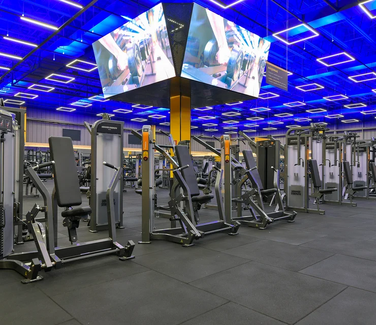 Interior de uma academia moderna com equipamentos de musculação