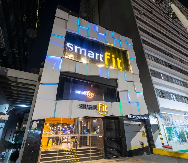 Fachada da academia Smart Fit à noite